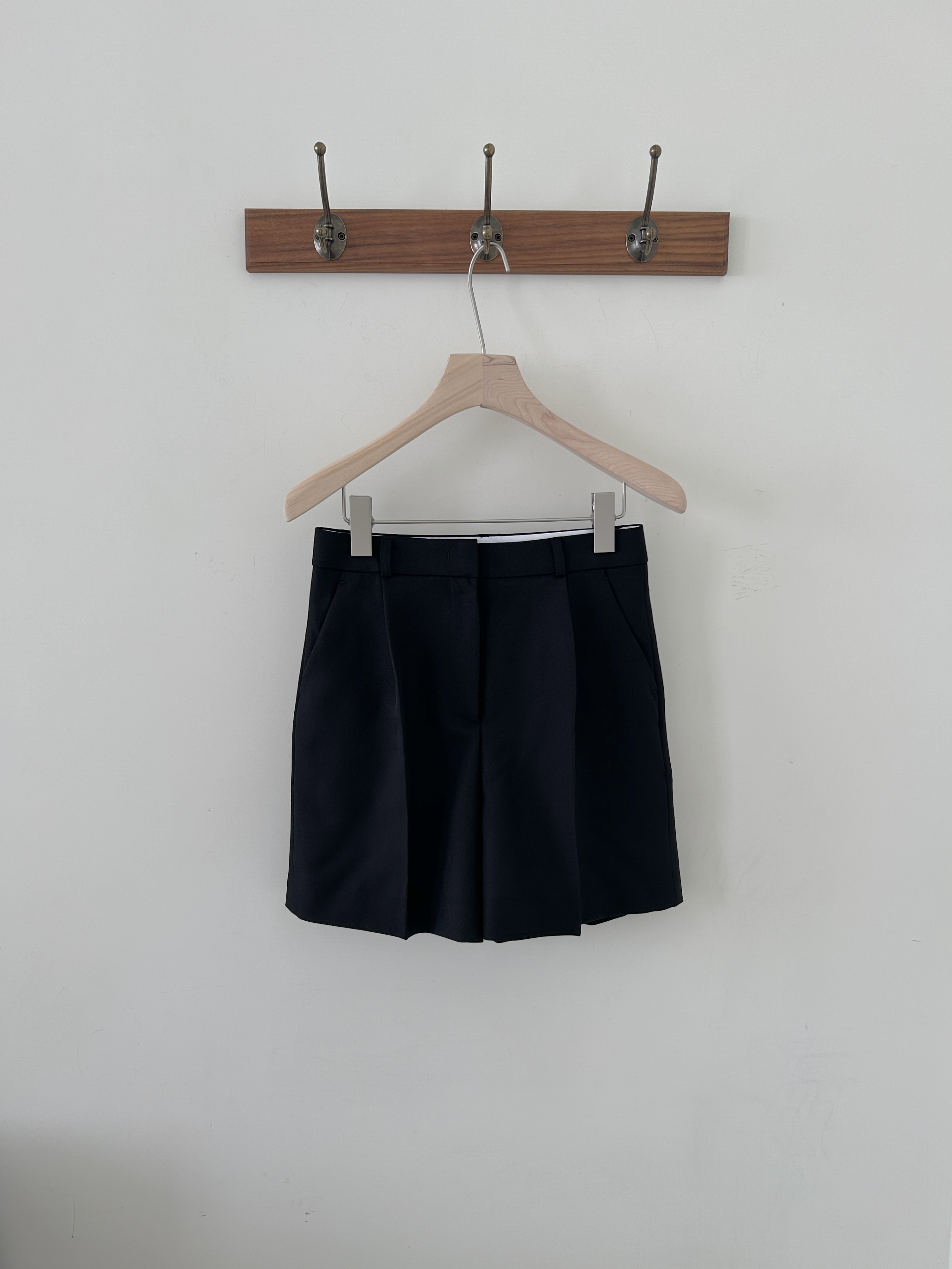 One-tuck Basic Shorts
